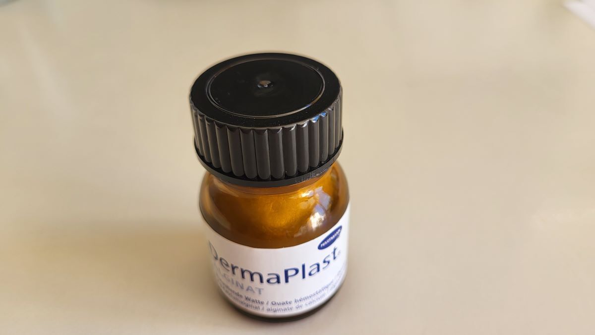 止血用の脱脂綿 チューリッヒ湖岸から